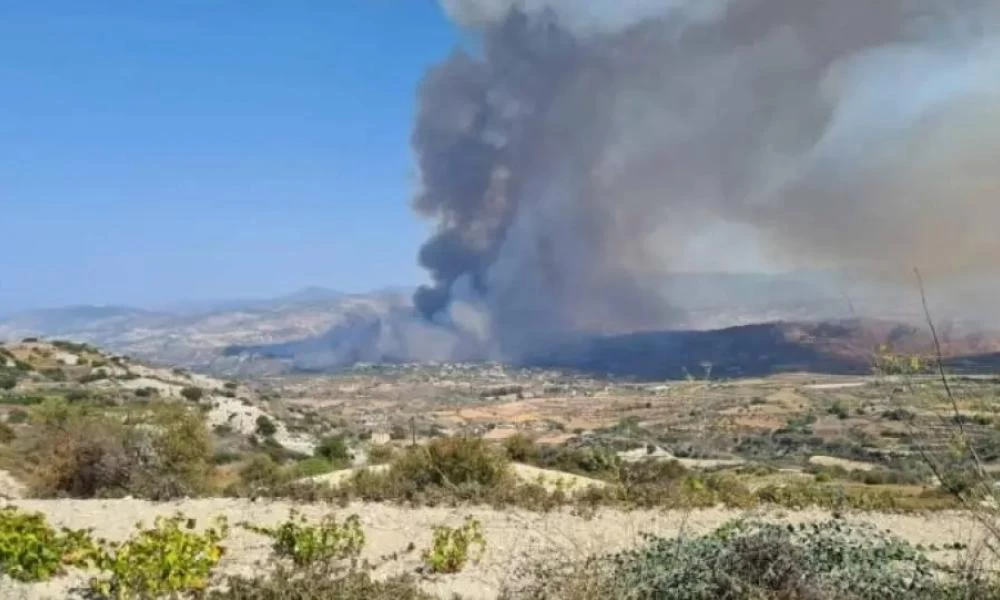 Κύπρος: Μεγάλη φωτιά στην Πάφο στα χωριά Σίμου και Γιόλου